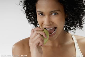 Ͳ�Ӷ��˸�Ѻׯ������Ƶ��3ֻ����͵�˱������ϡ�ʾ�ڡ� �����ȷ�����(ͼ)...